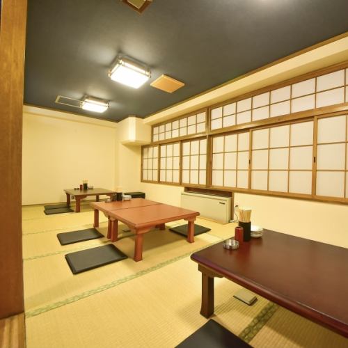 お座敷席は、友人や家族とゆったりとした食事を楽しめる空間です。アットホームな雰囲気ですので、初めての方のご利用も大歓迎してます。お座敷席は4名様用に広々としたスペースを確保しており、連結も可能です！和のインテリアと心地よい雰囲気をお楽しみください！