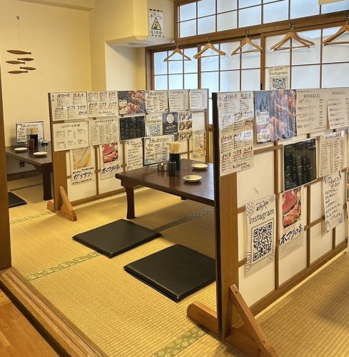 榻榻米休息區是您與朋友或家人一起享用輕鬆用餐的空間。我們擁有溫馨的氛圍，因此也歡迎初次來的客人。榻榻米房間空間寬敞，可容納4人入住，而且可以連通！享受日式室內裝潢和舒適的氛圍！