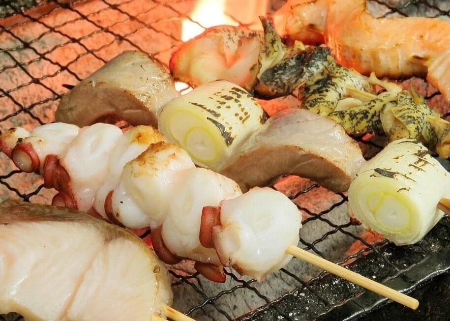 他们著名的鱼串是用新鲜的海鲜,如蓝鳍金枪鱼和黄尾鱼,在备长炭上烤制而成,味道鲜美!