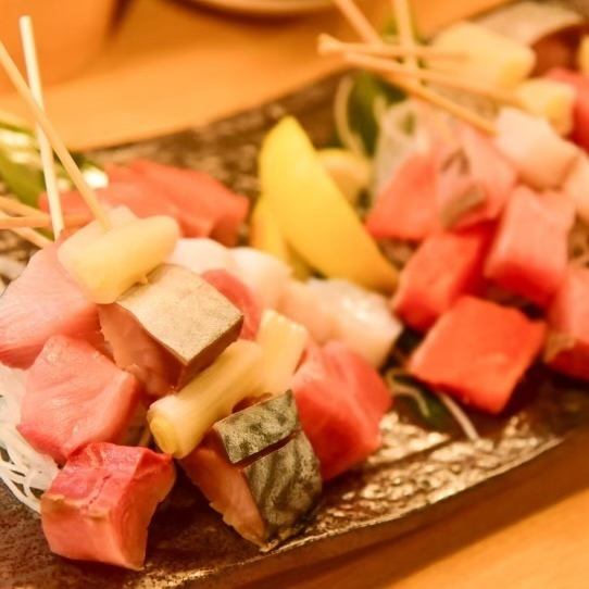 我们推荐包含无限畅饮、烤鱼串和配菜的标准套餐。