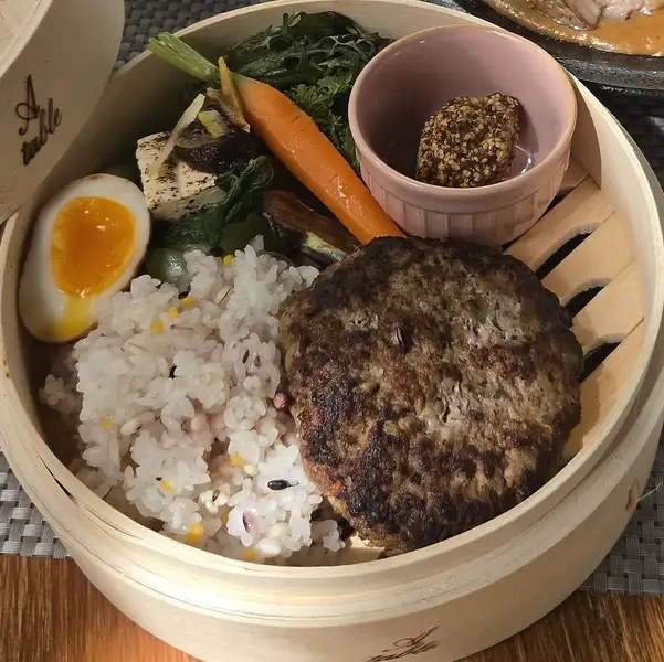 せいろ蒸しハンバーグのふっくら食感 特製ドレッシングと糸島産野菜で味わう