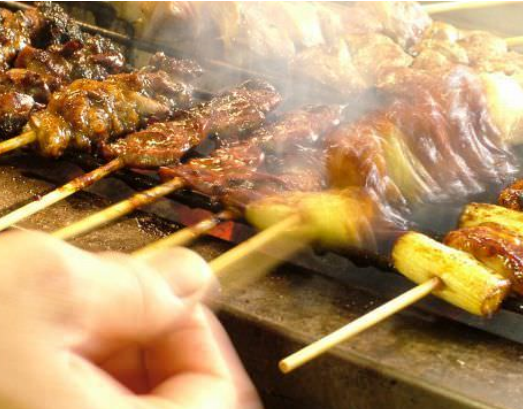 Specialty yakitori served with Binchotan charcoal! Flavorful meat and sake are a perfect match!
