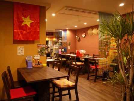 ベトナムの路地裏にある小さなアジアンカフェをイメージした特徴のある内装！お仕事帰りにお友達とのお食事にもおすすめ♪話題性ありのお店で楽しめること間違いなしです！食器や飾り物ももちろんベトナム製にこだわり、まるで旅行気分が味わえます♪