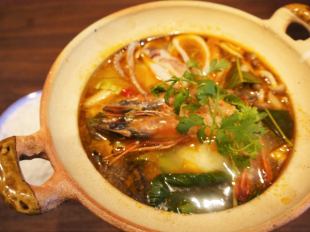 Lauchua (Tom Yum Kung-style seafood hot pot)