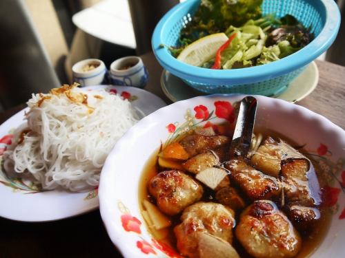 Bun cha（肉丸、豬肉和炸春捲拌麵）