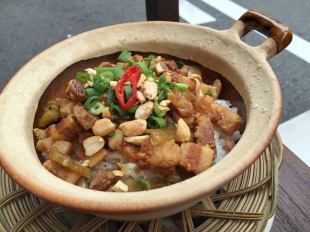 Sweet and spicy boiled pork and grilled rice in a clay pot