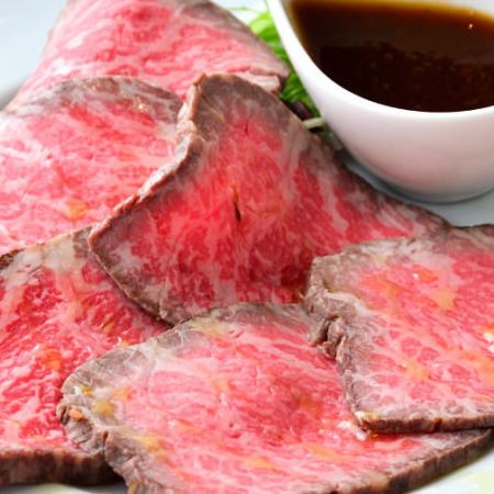 【仅限周日～周四 / 无限畅饮4,500日元】回头客还包括著名的烤牛肉！