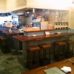 The counter seat where the open kitchen spreads in front of you is perfect for a couple or a person who drinks Saku!