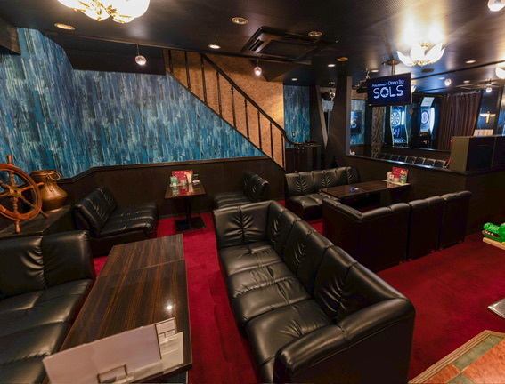 【平塚駅から徒歩4分！大型アミューズメントBAR】西口から徒歩4分！大きな黒いソファーが目を引くラグジュアリーな雰囲気漂う大型アミューズメントバー。飲み会の後の2次会にはもちろん、マイクやTV、音響設備等も備えているので各種イベントやパーティーなど貸切予約も大歓迎です！