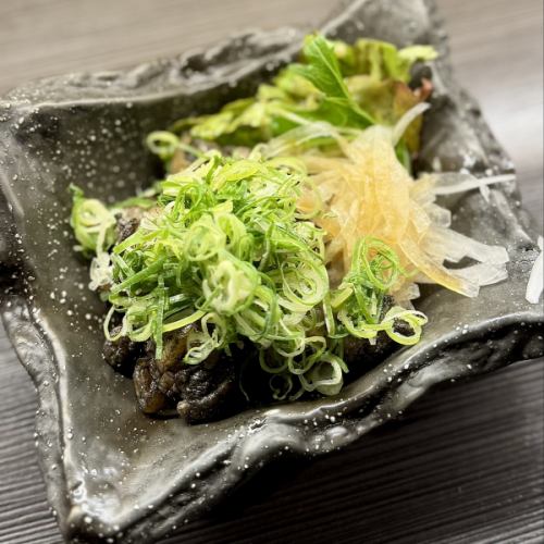 雞翅淋上黑醬油和蔥花