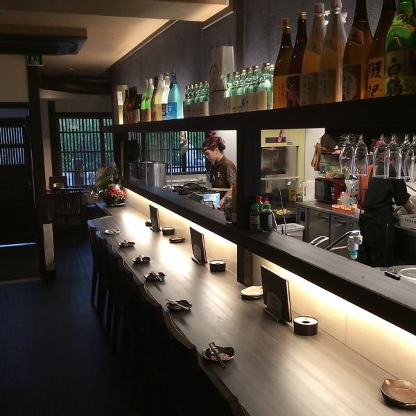 [Counter welcomed by one person] From drinking after work to a little meal with friends.You can also see the famous black grill at the counter.Welcome party Year-end party Yakitori Sake Women's Association Date Chartered parlor Dig Gotatsu Nabe Kyoto Lunch