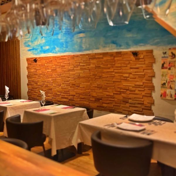 【ナチュラルモダンな空間】店内は木の温もりを生かしたナチュラル、かつスタイリッシュなデザインとなっております。すっきりとした印象がありながら温もりも感じられる大人の空間です。大事な人のお誕生日や記念日などのお祝いごとにも、ぴったりのお店です。Nuagesで思い出に残る1日を♪
