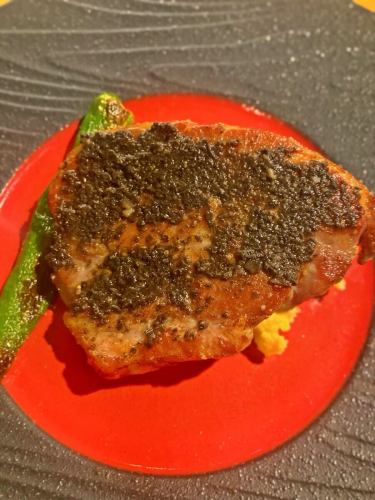 西班牙杏仁豬肉 杜洛克豬肉和伊比利亞豬肉的雜交品種 多汁、鮮嫩、入口即化 我們的訂單比預期的多，因此很難安排準備時間 您到達餐廳後，我們可以在 Nuage 套餐和固定價格主菜之間進行選擇，但實際上，準備工作是在低溫下加熱約 17 小時的 欲預訂辣椒，請訪問我們個人資料@nuages_Yacamascoooamasootkkooama;