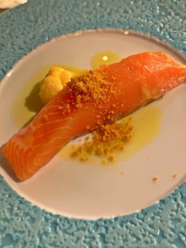 Specialty mountain stream salmon mi-cuit and homemade yellowtail roe with dried mullet roe (premium course) served with orange cauliflower marinade. The picture is a little less lonely. @nuages_yosidamachi #YokohamaFrench #KannaiGourmet #Solo