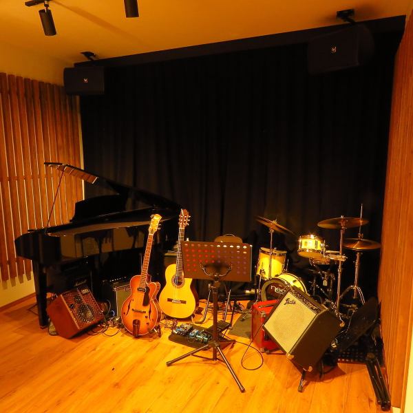 【JAZZが流れる空間】店内にはステージもあり、時にはオーナーシェフやミュージシャンによる生演奏をお楽しみ頂けます。心地良い音楽を聴きながら、ごゆっくりとお過ごしください。