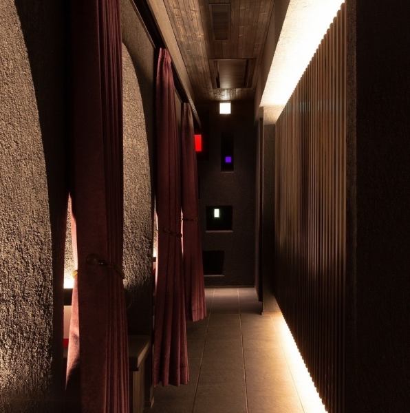内装にこだわり抜いたスタイリッシュで神秘的な店内。扉を開くと目の前には非日常空間が広がります。まるで隠れ家のような雰囲気の各テーブル席はカーテンを閉めると個室に◎周りを気にせず、ゆっくりと大切なお話もしていただけます。