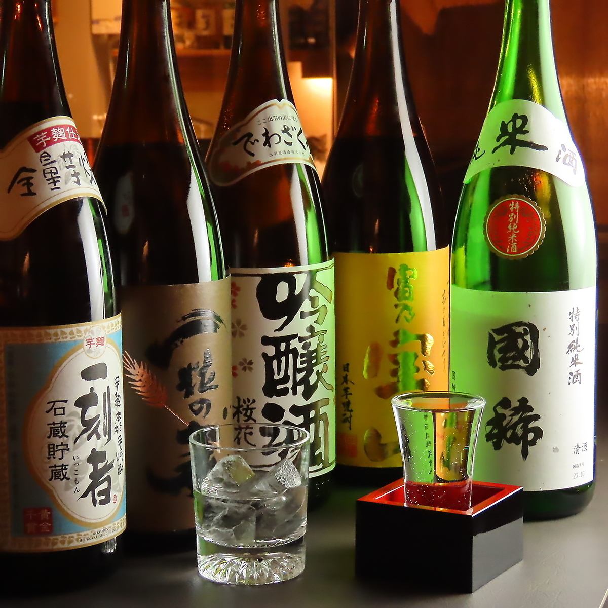 逸品料理に合う各地の焼酎・日本酒を数多く取り揃えております！
