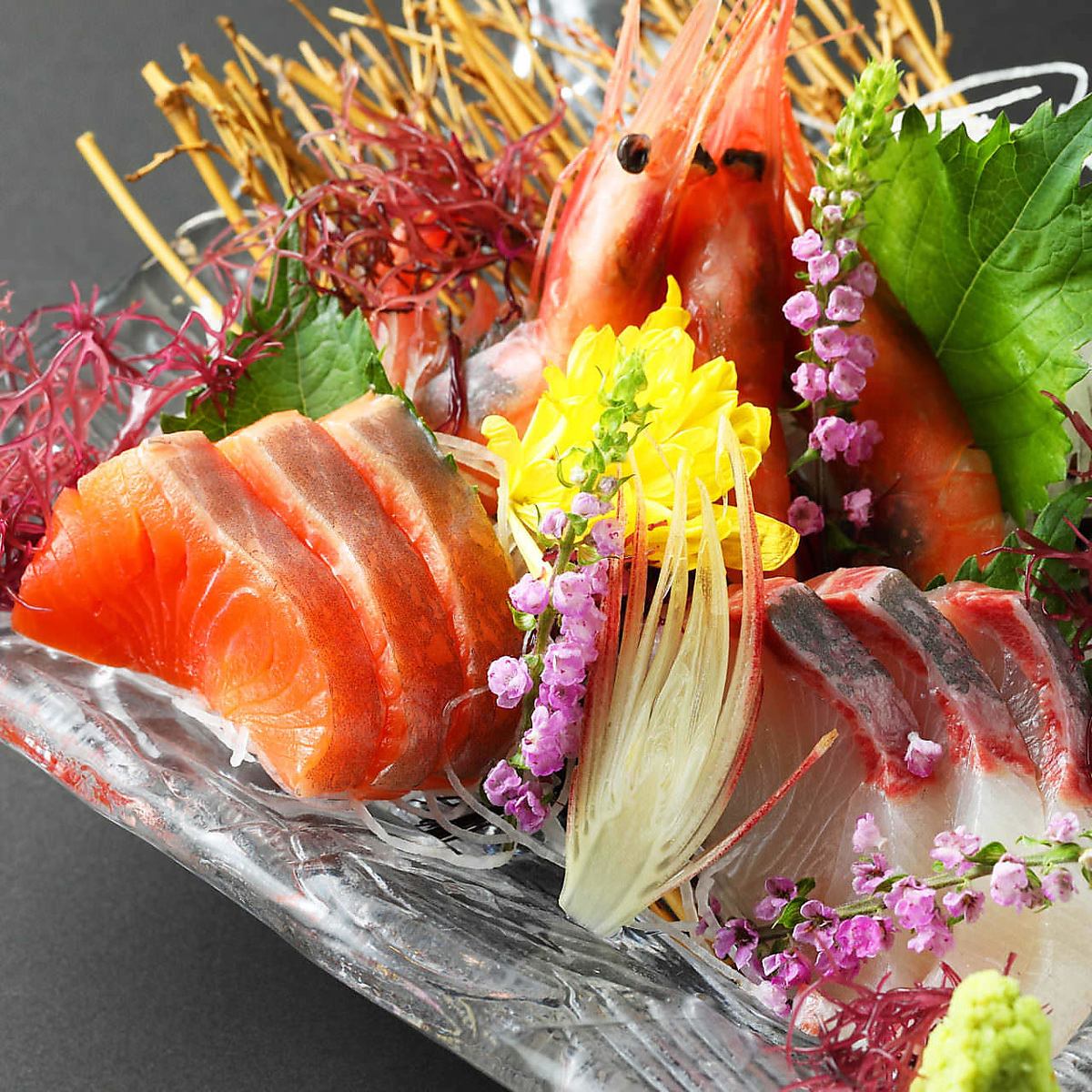 A plate of seasonal fish delivered directly from the morning! Super fresh sashimi is also available for just 299 yen!