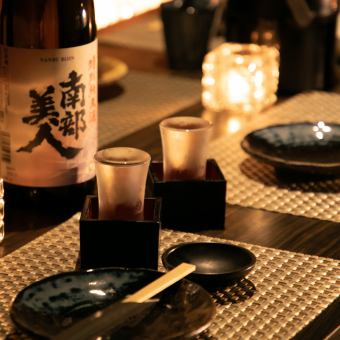 和の趣き溢れる店内は大人の為の落ち着いた雰囲気となっております。2名様~61名様までご利用可能な完全個室席は大宮駅での接待や女子会、合コンなど各種宴会に最適なプライベート個室空間♪お得な宴会コースプランもご予算に合わせて3000円~用意。誕生日や記念日にお得なサプライズ特典もご用意。画像は系列店イメージです