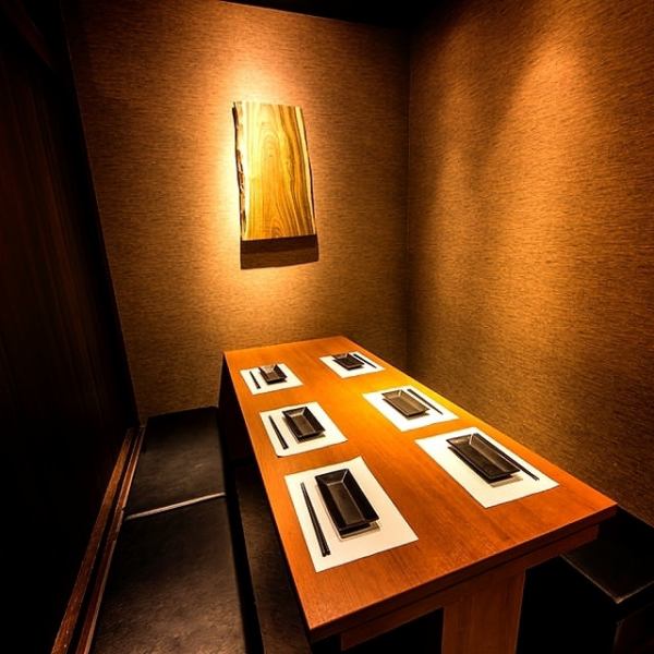 【★個室】落ち着きのある洗練された内装の席です！周りを気にせず、ゆったり食事も会話も楽しめます♪お仕事帰りのちょっとした飲み、コンパ、デート、女子会、ママ会…など様々なシーンに。2名～61名様までご案内いたします。 一体感のある店内での貸し切りはとっても贅沢な空間です◇最大61名様までOK・貸し切り大歓迎◎