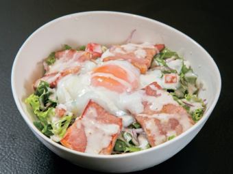 温玉&ベーコンのシーザーサラダ