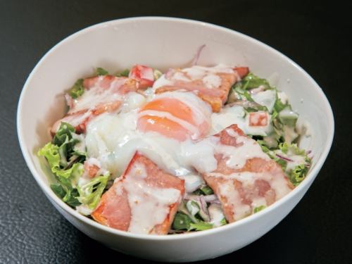 温玉&ベーコンのシーザーサラダ