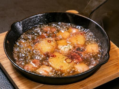 ホルモンのアヒージョ/明石だことイカのアヒージョ