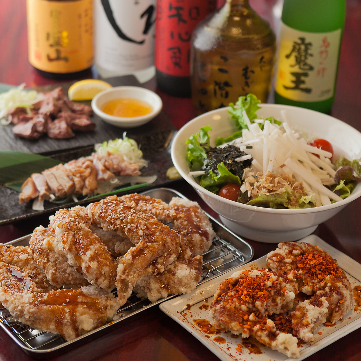 名物バリ手羽を囲んで、美味しい料理とお酒でおしゃべりが弾む♪