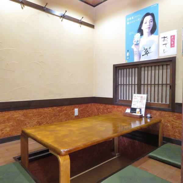 ≪掘りごたつ/座敷/テーブル≫ 自慢の掘りごたつ席は6名掛けのテーブルが3卓あり、結合も可能なので大人数でのご利用に最適！ゆったりとした空間で、足を伸ばしてリラックスしながらお食事が楽しめるので友人との集まりや、会社の宴会にもピッタリのプライベート感。大切な人たちとの素敵な時間を演出します◎