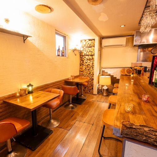 薪とランタンの暖かい店内