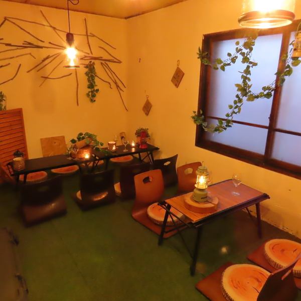 人数やご要望にあわせて使いやすい！お店の貸切利用も、お電話か店頭にてご予約受け付けております。フロアごとの貸切利用も可能で、1階席は最大12名様まで、2階席は最大16名様までとなっております。全体での貸切は、最大30名様まで収容可能です！会社でのご宴会やイベントなど、様々なシーンでどうぞ♪（2階席改装中）