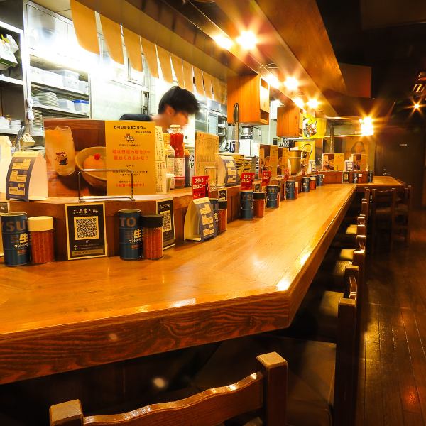 カウンター18席を有し、職人の調理を目の前で体感できるライブ感は魅力です！賑わいながら楽しめる雰囲気です。五感をフル活用して楽しむ焼鳥体験を心ゆくまで堪能できます。お一人様でも少人数でもお気軽に楽しめるのが当店の売りです。