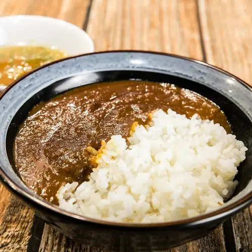 出汁の旨味がじわっと広がる和風仕立て！絶品おでん出汁のカレー丼