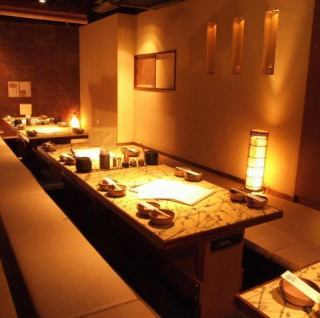 店内は広々としたワンフロアで、明るいスタッフが迎えるとってもカジュアルな雰囲気。肩肘張らず気楽に楽しめる、地元の居酒屋らしい空間が魅力です。テーブル席は、4名様用を3卓、10名様用を1卓ご用意しております。各種宴会や飲み会、友人とのお集まりなど、さまざまなシーンでご利用ください。