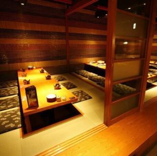 西船橋駅西口から徒歩1分とアクセス抜群の『猿八』。気楽に楽しめる、地元の居酒屋らしいカジュアルな空間が魅力です。広々としたワンフロアに、テーブル席やお座敷席、掘りごたつ席とさまざまなお席をご用意しております。会社の飲み会、同窓会など、幅広いシーンでご利用ください。30名様～50名様まで貸し切り可能！！