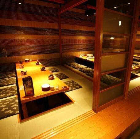 西船橋駅西口から徒歩1分とアクセス抜群の『猿八』。気楽に楽しめる、地元の居酒屋らしいカジュアルな空間が魅力です。広々としたワンフロアに、テーブル席やお座敷席、掘りごたつ席とさまざまなお席をご用意しております。会社の飲み会、同窓会など、幅広いシーンでご利用ください。30名様～50名様まで貸し切り可能！！