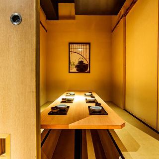 各種宴会や気軽な飲み会、会社のお集まりなどに最適な掘りごたつ席をご用意しております。4名様用を3卓備えており、最大12名様までの宴会が可能。地元の居酒屋らしいカジュアルな雰囲気です。靴を脱いでリラックスできるので、足を伸ばしてゆったりとお過ごしいただけます。徒歩1分個室専用離れ店舗へのご案内となります。