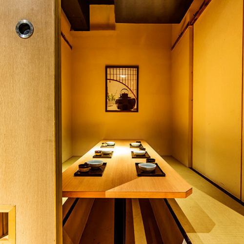 各種宴会や気軽な飲み会、会社のお集まりなどに最適な掘りごたつ席をご用意しております。4名様用を3卓備えており、最大12名様までの宴会が可能。地元の居酒屋らしいカジュアルな雰囲気です。靴を脱いでリラックスできるので、足を伸ばしてゆったりとお過ごしいただけます。徒歩1分個室専用離れ店舗へのご案内となります。