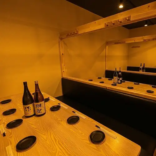 <p>【貸切可能な団体個室も充実！】様々な大きさの個室が充実の店内♪♪（※写真個室の詳細はお店にお問い合わせください）会社帰りのちょい飲みなどにもおすすめ！！お料理は居酒屋でおなじみの定番メニューからこだわりの創作料理まで、新鮮な旬素材の旨みを最大限引き出したメニューです</p>