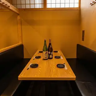 すっきりとした直線美と、和の温もりが融合した4名様向けのプライベート空間です。テーブル中央には「久保田」や「八海山」といった極上の銘酒が並び、上質な和食とのペアリングを予感させます。程よいおこもり感があるため、大切な方とのディナーやビジネスの接待、記念日など、外せないシーンにも最適です。