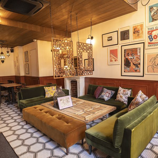 【テーブル席】店内には、テーブル席とゆったり広々としたソファ席をご用意しています。全席禁煙の落ち着いた空間で、お子様連れのご家族もベビーカーでそのまま入店可能。ベビーチェアやおむつ替え/授乳ができるチェンジングルームも完備し、乳児から小学生まで安心してお過ごしいただけます。