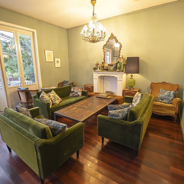 【ソファ席】プライベートなひとときを過ごせる半個室のソファ席は、少人数から8名様まで対応可能です。また、緑に囲まれたテラス席は屋根付きで雨の日も安心。ペットとの同伴も可能で、景色を眺めながら開放的な空間でのお食事は各種宴会や接待にもおすすめです。