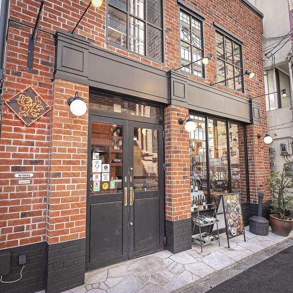 こだわりのインテリアを配したカラフルな店内は、非日常のひとときを演出します。まるで海外のカフェのような雰囲気の中、テラス席もご用意がありますのでゆったりとお食事をお楽しみください。女性のお一人様も大歓迎。国籍を問わず、どなたとでも卓を囲めるアジアンレストランです。