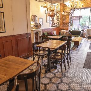 2名様掛けのテーブル席を7卓ご用意しております。