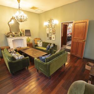 2名様掛けのソファ席を2卓ご用意しております。