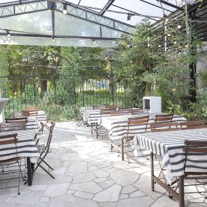 2名様掛けを5卓、4名様掛けを4卓ご用意しております。