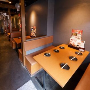 There is a table seat where you can sit up to 6 people.(Available from 5 people) You can use for banquets, drinking party, meals with family and friends with close friends.Come, please come ♪