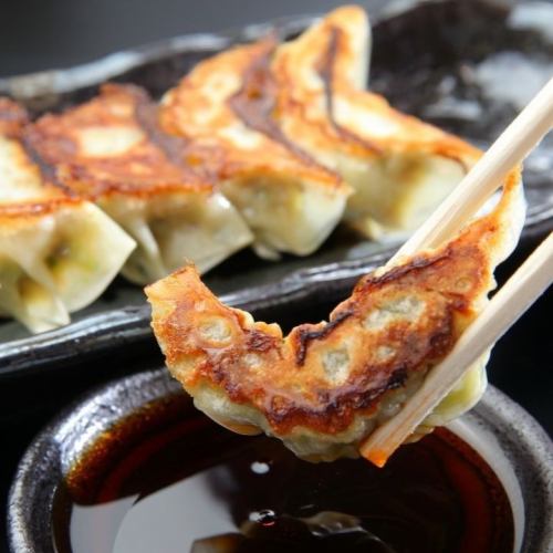 [Our prided dish] 528 yen per person, great for women♪ Hand-made gyoza dumplings made with healthy minced chicken