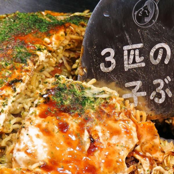 Great value set! Hiroshima-style okonomiyaki 990 yen + soft drink 300 yen is OK for 1100 yen!