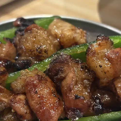 名物生ホルモン×パリパリピーマンの相性は抜群
